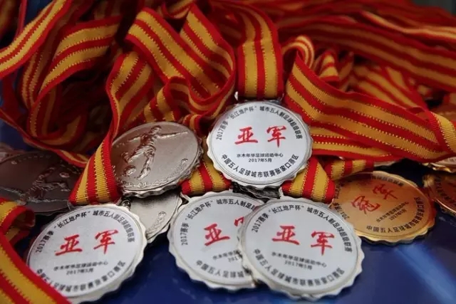 一场畸形饭局的悲剧：职场新人遭遇权力与酒精的双重压迫